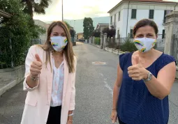 Le assessore Istruzione e Famiglia, Lucia Rosso, e Politiche giovanili, Beatrice Aimar indossano le mascherine realizzate dal Salotto delle donne appositamente per le iniziative estive 